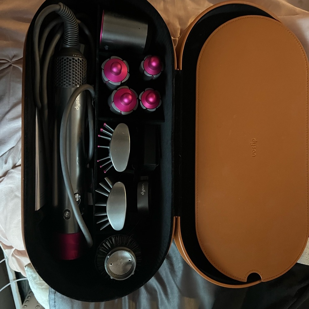 Dyson Airwrap Nearly New!